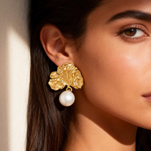 Pendientes de Hoja Chapados en Oro con Perla Colgante, Acero Inoxidable Chapado en Oro de 18k, Pendientes Finos para Uso Diario - Product Image 5