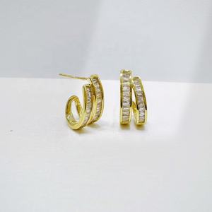 Pendientes de plata de ley 925 con doble C, chapados en oro de 18k, con circonita, estilo hip hop, asimétricos y geométricos. - Product Image 2