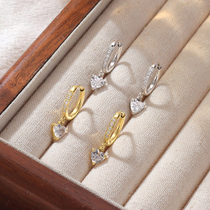 Pendientes de tuerca de moissanita VVS GRA de corte redondo con diseño de cola de pez de líneas simples, rellenos de oro de 14K, joyería de uso diario para mujer - Product Image 2