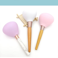 Pinceau de maquillage personnalisé en forme de cœur pour blush et fond de teint, avec manche en métal imitation bois et capuchon anti-poussière pour le voyage