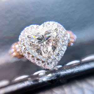 Anello di Fidanzamento F756 per Donna in Oro Bianco con Diamante Taglio Cuore Colore D Naturale e Diamanti Laterali - Product Image 2