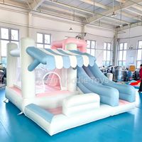 Château gonflable commercial Macaron Bleu Rose avec toboggan long, piscine frontale et toit rayé – Design de boutique
