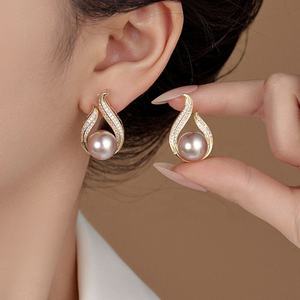 Pendientes de Llama Chapados en Oro y Cobre de Alta Gama, con Incrustaciones de Circonita y Perla, para Personas de Alto Nivel, Joyería Lujosa, Nueva y Popular - Product Image 4