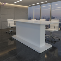 Table de conférence compacte en Corian blanc sur mesure avec prise multifonction pour petite salle de réunion, mobilier de bureau