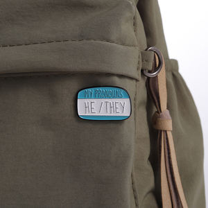 بيع بالجملة شارة الجنس Pronouns بلدي يضم قوس قزح شريط مربع الحوار تنوعا لحقائب الظهر والقبعات - Product Image 2