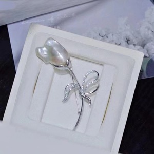 Broche de Perlas de Agua Dulce de 13-15 mm con Diseño de Flor de Tulipán Aleatorio, Cristal de Estrás, Material de Concha, Elegante y Moderno - Product Image 1