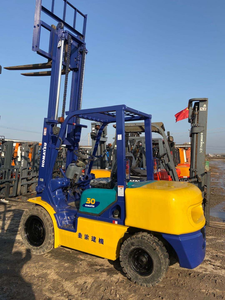 Chariot élévateur diesel Komatsu FD30 de 3 tonnes 4x4 d'occasion de haute qualité, élève jusqu'<span class=keywords><strong>à</strong></span> 3 mètres, idéal pour la restauration - Product Image 1