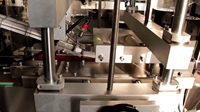 Ligne de machines automatiques à prix d'usine pour le sertissage, le couverçage anti-poussière, le pressage et l'étiquetage des bouteilles et boîtes en plastique pour riz/bonbons/noix