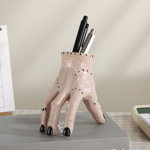 Réplica <span class=keywords><strong>de</strong></span> Mano Cortada <span class=keywords><strong>de</strong></span> Wednesday Addams para Halloween, Accesorio <span class=keywords><strong>de</strong></span> Broma Transfronterizo, Adorno Decorativo <span class=keywords><strong>de</strong></span> PVC Semielaborado con Escritura a Mano - Product Image 4