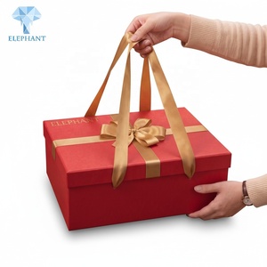 Caja de Regalo Rígida Premium para Botella de Vino Tinto, con Forro de Terciopelo, Estampado en Dorado, Reciclada y Sostenible - Product Image 3