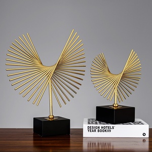 Vente chaude usine : Sculpture en fer doré de luxe européen pour la décoration de bureau et de chambre, décoration intérieure en résine - Product Image 1