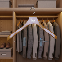 Cintre en bois de teck laqué pour vestiaire d'entreprise – Offre directe