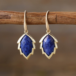 Pendientes colgantes de lapislázuli azul con engaste en tono dorado para uso diario - Product Image 1