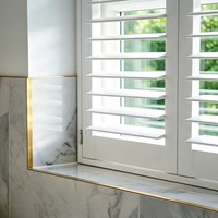 Volets en bois réglables de haute qualité, peints en blanc, intégrés, écologiques, bloquant les UV, pour l'intérieur