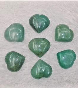 Cristal d'aventurine verte naturelle de qualité supérieure en forme de cœur pour la guérison, la méditation et l'équilibrage des chakras, disponible au meilleur prix - Product Image 3
