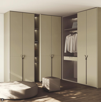 Système de rangement de luxe en cuir microfibre avec îlot de toilette |   Design de dressing walk-in à texture lisse