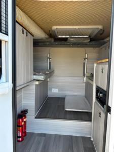 Camping-car léger et moderne en alliage d'aluminium avec extension coulissante et salle de bain <span class=keywords><strong>pour</strong></span> <span class=keywords><strong>2</strong></span>-3 <span class=keywords><strong>personnes</strong></span> - Product Image 5