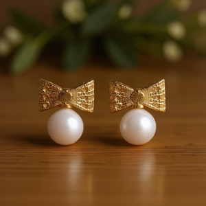 Orecchini a perno con fiocco dorato e perla d'acqua dolce incastonata per donna, da indossare tutti i giorni - Product Image 2