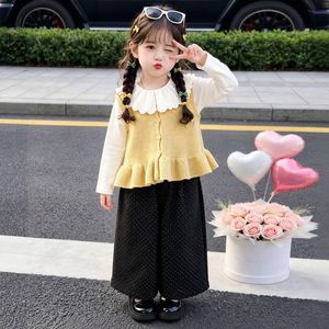 Set da 3 pezzi per bambina, camicia con colletto arricciato, gilet in maglia, pantaloni a pois, completo per bambini primavera autunno - Product Image 1