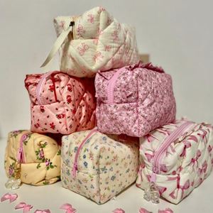 Bolsas de Maquillaje de Viaje Ecológicas con Estampado Floral, Bolsa de Coser Acolchada de Algodón Personalizada con Cierre, Bolsa de Dama de Honor Duradera para Mujer - Product Image 1