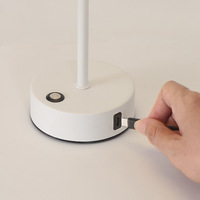 Lampe de bureau LED rechargeable sans fil design moderne pour la décoration d'hôtels de luxe avec batterie et écran tactile