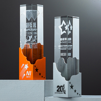 Vente en gros de trophées personnalisés en métal doré et argenté et en verre cristal pour la reconnaissance et les plaques