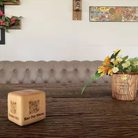 Support de Table Carré Sans Contact en Bois de Hêtre Naturel Écologique 6x6x6cm Personnalisable avec Gravure pour Restaurant et Café, avec Code QR pour Menu