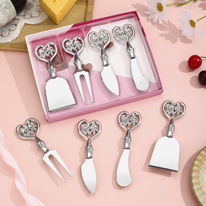 Ensemble de couteaux à fromage 4 pièces en acier inoxydable, forme cœur, design rose, outils de service pour le fromage avec boîte cadeau pour les fêtes et les dîners - Product Image 2