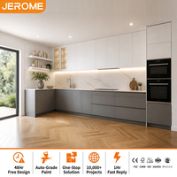 Armoire de rangement sur mesure au design simple, en forme de L, bicolore blanc mat et gris, avec tiroirs pour cuisine