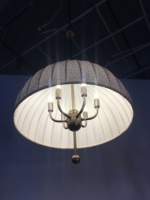 Lampe suspendue élégante en tissu en forme de dôme avec détails en laiton