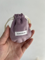 Pochettes à bijoux personnalisables avec cordon de serrage, fermeture à ruban et étiquette tissée avec logo pour emballage cadeau