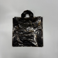 Sac fourre-tout en plastique BOPA/PE(CPP) imprimé multicolore personnalisable, poignées découpées durables, utilisation pour les boutiques de vêtements