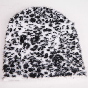 卸売カスタムロゴ付きY2k冬ヒョウ柄ジャカードふわふわニットビーニーカスタムモヘアビーニー帽子 - Product Image 3
