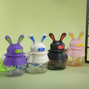 แก้วน้ำพลาสติกพกพาลายการ์ตูนกระต่าย ความจุเยอะ สายสะพาย ทนทานต่อการตกกระแทก ทนความร้อนสูง พร้อมสปริง - Product Image 1