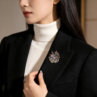 Broche Château Vintage en Cristal, Épingle en Alliage Incrustée de Strass et de Perles, Épingle de Revers Rétro Château de Princesse, Accessoire de Bijouterie pour Vêtements