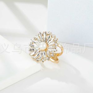 Hebilla floral de aleación chapada en oro con incrustaciones de perlas y cristales para bufanda, verano 2023 - Product Image 2