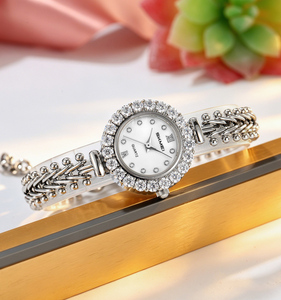 Elegante reloj de mujer con correa de cobre, personalizable, diseño único de cadena retorcida con bisel de cristal, calidad confiable a nivel internacional. - Product Image 1