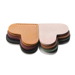 Vente en gros de cadeaux de papeterie pour étudiants personnalisés en vrac, marque-pages en cuir faits à la main en forme de cœur - Product Image 1