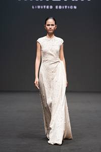 Robes de Style doux pour dames côté drapé Nella Emb dentelle drapée robe mi-longue 64% coton 36% Polyester vêtements pour femmes blanc - Product Image 2