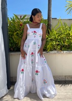 Nouvelle robe longue à bretelles plissée brodée à large ourlet pour les vacances à la plage