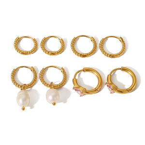 Pendientes de aro retorcidos chapados en oro de 18k con perla colgante de acero inoxidable para mujer, joyería de moda para fiestas. - Product Image 5
