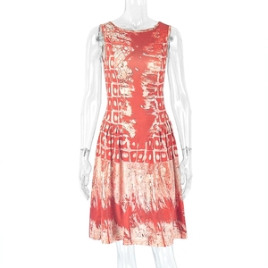 Élégante robe sans manches à motif abstrait rouge et beige embrasse le style et le confort des vêtements pour femmes - Product Image 6