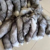 Grossiste Cristal 40cm Grande Queue de Renard Moelleuse Bon Marché Porte-Clés en Fourrure de Renard Haute Qualité Véritable Fourrure de Renard Bleu Naturel Pendentif