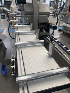 Scie à découper à double tête WEIKE CNC 550 mm pour l'usine de fabrication de portes et de fenêtres, usine industrielle pour l'aluminium - Product Image 5