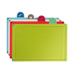 ชุดเขียงพลาสติกรหัสสี4ชิ้นพร้อมขาตั้งสำหรับวางอาหารปลอดภัยและทำความสะอาดง่ายสำหรับห้องครัว - Product Image 3