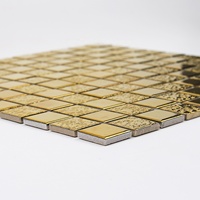 Décoration intérieure de luxe avec motif de parquet à points dorés, art doré, mosaïque céramique 3D pour salle de bain