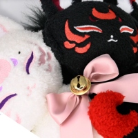 Peluche personnalisée Kitsune japonaise, jouet en peluche renard jumeau noir et blanc avec nœud et clochette, jouets animaux pour enfants, cadeau OEM ODM