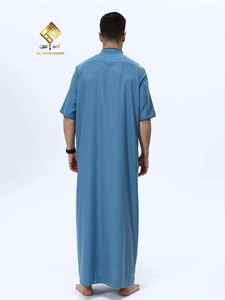 Robe de prière pour homme Al Haramain, bleue, à manches courtes, longueur au sol, en coton, style modeste du Moyen-Orient - Product Image 2