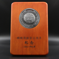 Grande boîte à trophées personnalisée en résine dure avec base en bois Barre de fer militaire Plaques de support pour les trophées et récompenses de chasse