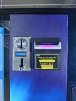 Distributeur automatique de jetons pour l'entretien des casques de moto, paiement sans numéraire par QR code et carte, capacité 2 casques, 24/7, sans surveillance, commercial